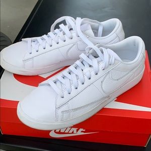 Women’s NIKE blazer low le SIZE 7 in white